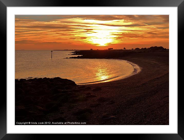 the sun going down .... Framed Mounted Print by linda cook
