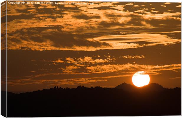 days end Canvas Print by Ian Middleton