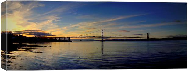 SUN GOES DOWN ON QUEENSFERRY Canvas Print by dale rys (LP)