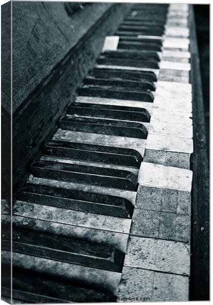 piano keys Canvas Print by Jo Beerens