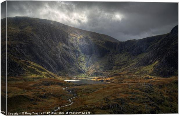 Shaft of light on Cwm Idwal Canvas Print by Rory Trappe