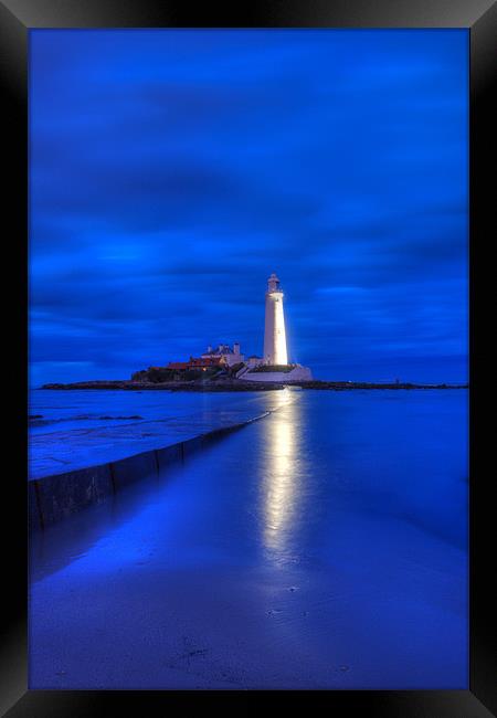 St Marys Lighthouse Framed Print by Phil Emmerson