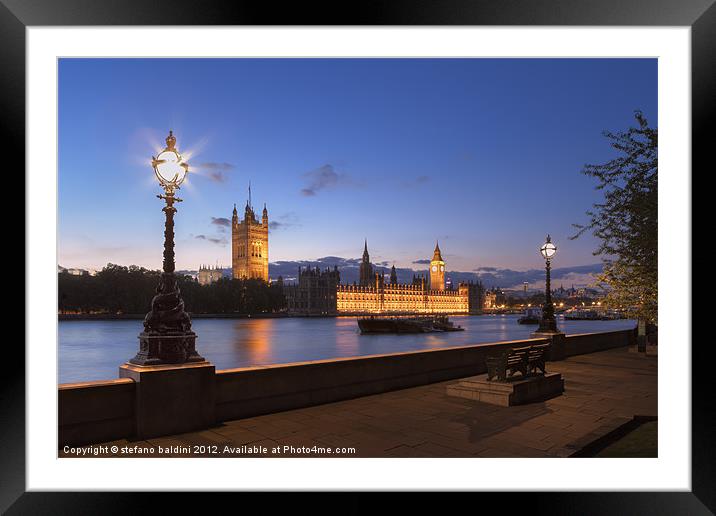 The house of parliament at night Framed Mounted Print by stefano baldini