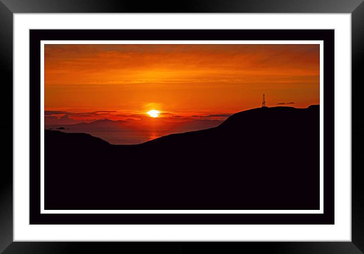 A Skye sunset Framed Mounted Print by jane dickie