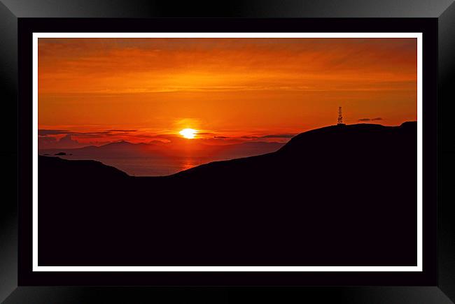 A Skye sunset Framed Print by jane dickie