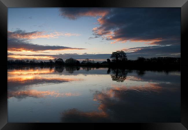 Sunrise on the River Trent Framed Print by Tracey Whitefoot