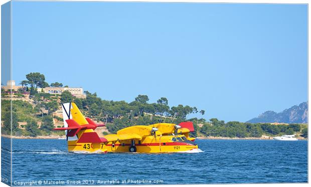 Seaplane taxiing. Canvas Print by Malcolm Snook