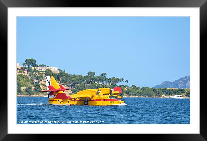 Seaplane taxiing. Framed Mounted Print by Malcolm Snook