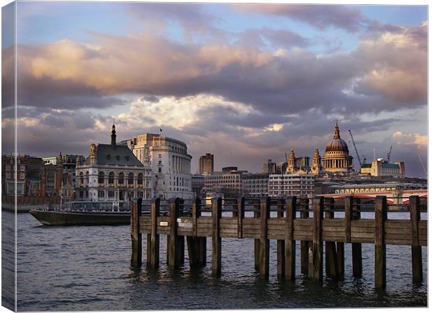 The Thames at Dusk Canvas Print by Cheryl Quine