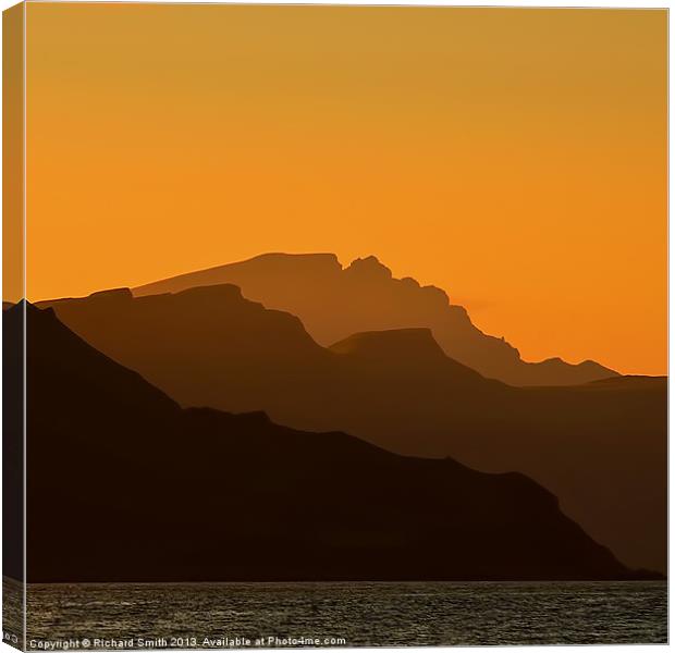 Storr from Braes beach Canvas Print by Richard Smith