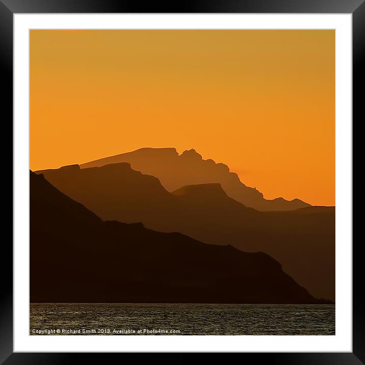 Storr from Braes beach Framed Mounted Print by Richard Smith