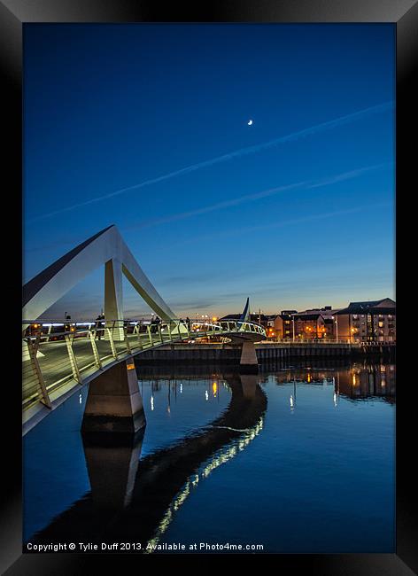 The Squiggly Bridge,Broomielaw,Glasgow at Dusk Framed Print by Tylie Duff Photo Art