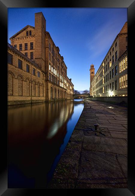 salts mill on leeds liverpool canal late winters e Framed Print by simon sugden