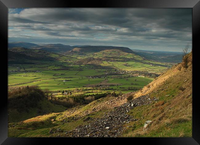 hatteral hill the black mountains brecon beacon wa Framed Print by simon powell