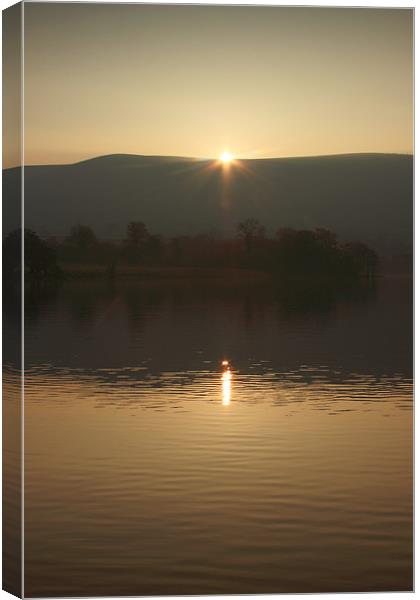 dawn on llangorse lake brecon beacons Canvas Print by simon powell