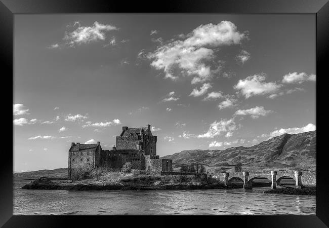 Eilean Donan Castle Scotland. Framed Print by Derek Beattie