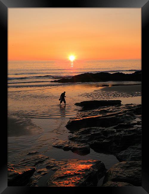 Cornwall: A paddle at Sunset Framed Print by Rob Parsons
