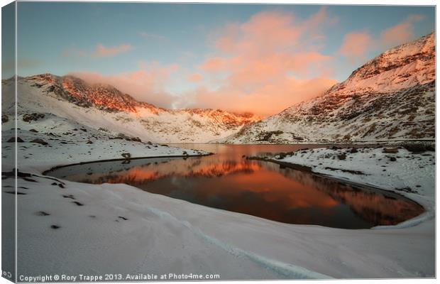 First light at Llyn Llydaw Canvas Print by Rory Trappe