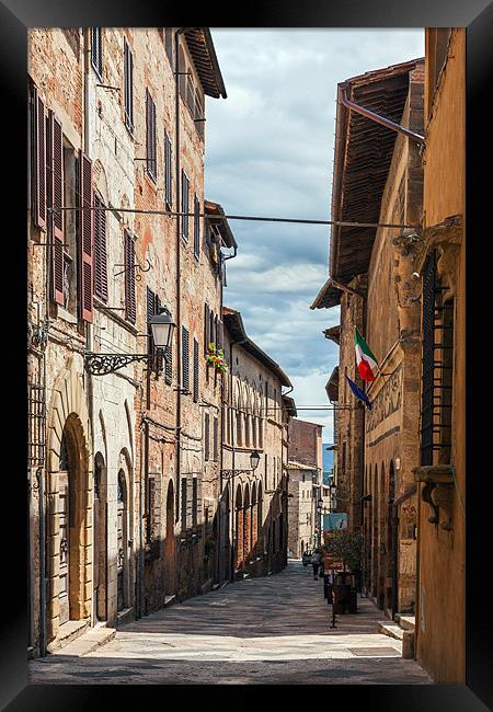 Quaint old Tuscan street Framed Print by Ian Duffield