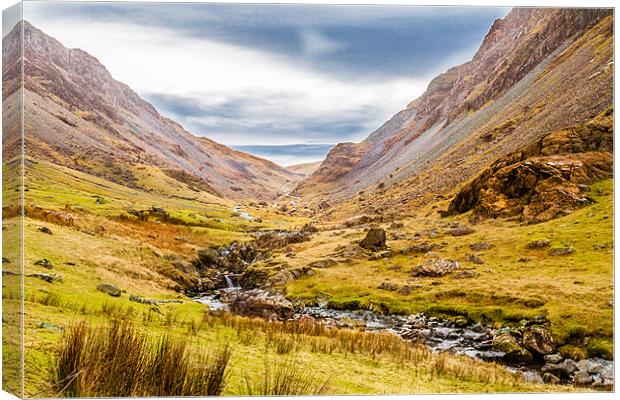 Honister Pass Canvas Print by Gary Finnigan