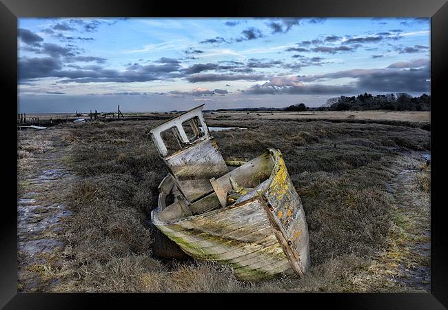 The Thornham boat wreck Framed Print by Gary Pearson