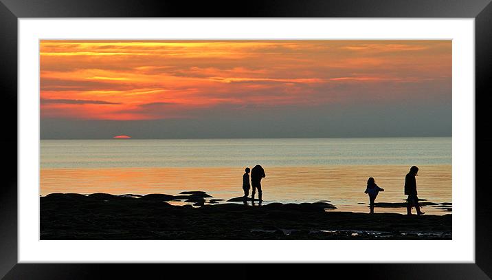 Last glimpse of the sun Framed Mounted Print by Gary Pearson