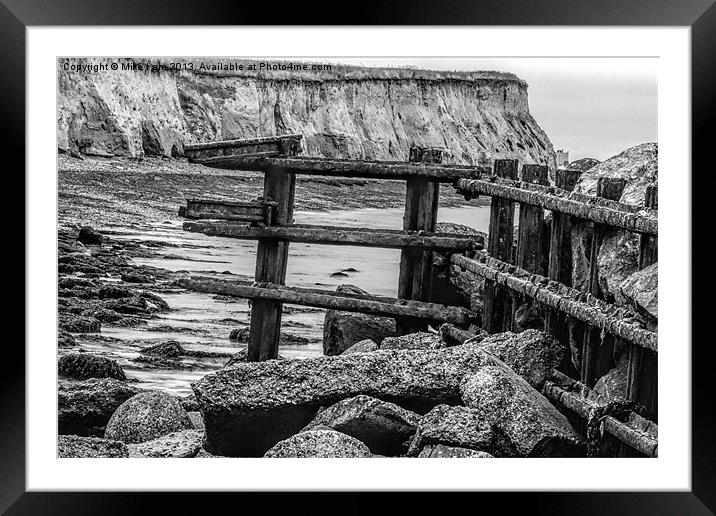 Rusty railings Framed Mounted Print by Thanet Photos