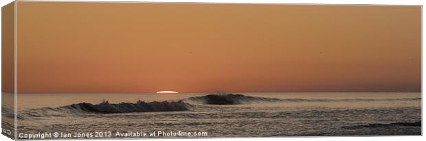 Sunset and waves Canvas Print by Ian Jones