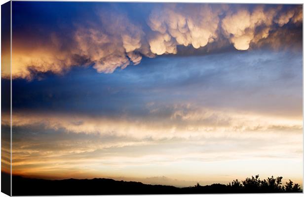 Cumulonimbus with Mammatus clouds Canvas Print by Ian Middleton