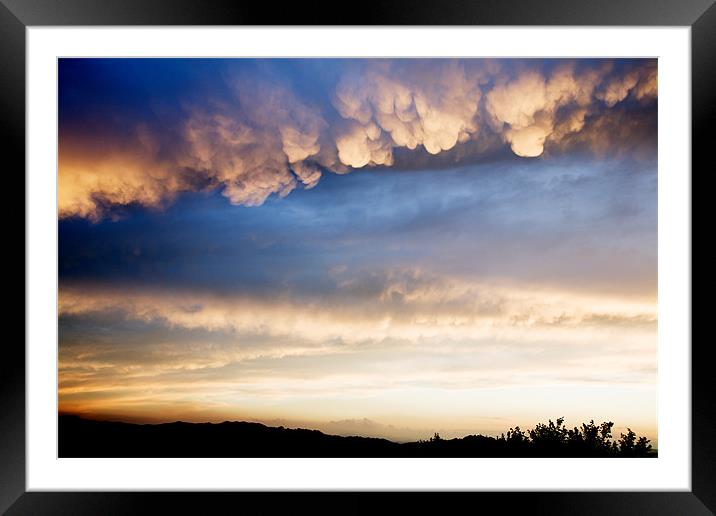 Cumulonimbus with Mammatus clouds Framed Mounted Print by Ian Middleton