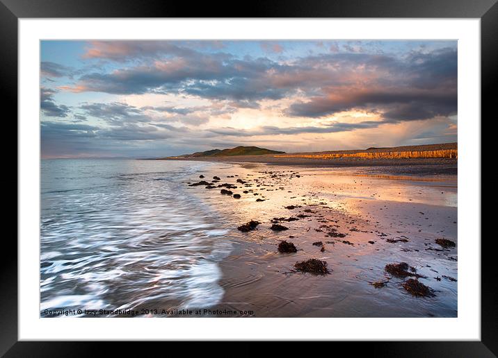 Sunset at Llanrhystud beach Framed Mounted Print by Izzy Standbridge