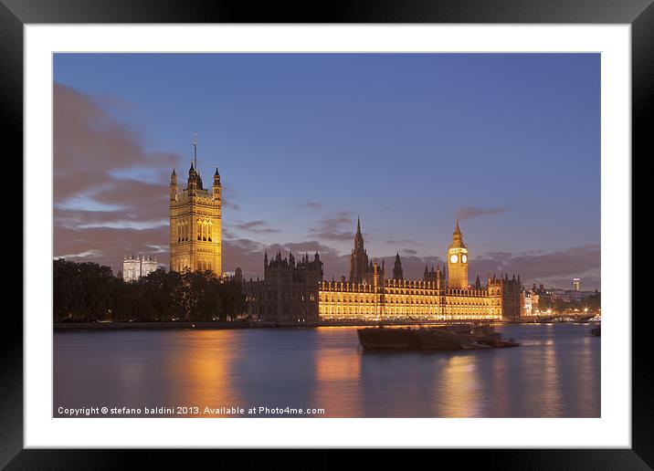The house of parliament at night, London, UK Framed Mounted Print by stefano baldini