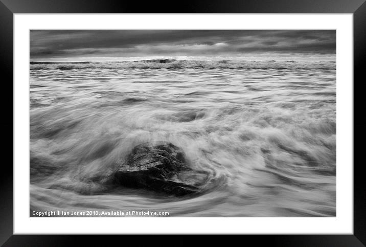 seashore in black and white Framed Mounted Print by Ian Jones