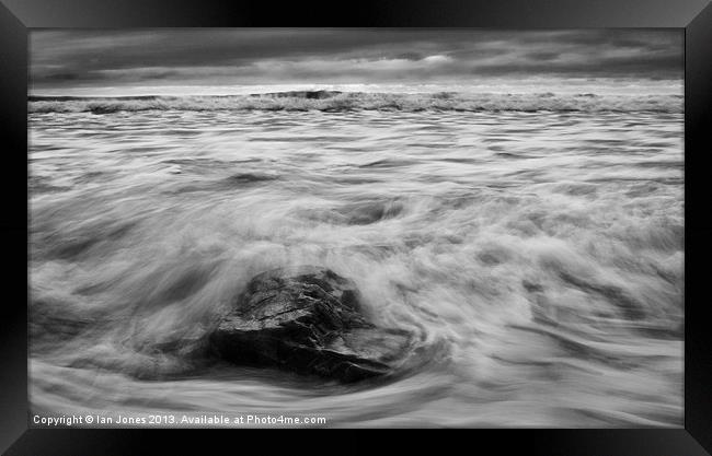 seashore in black and white Framed Print by Ian Jones