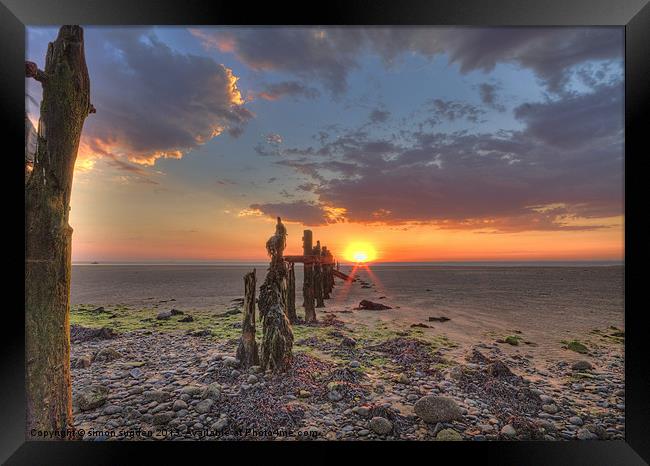 spurn point sunset Framed Print by simon sugden