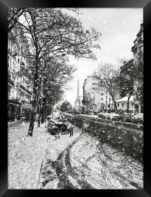 Winter Wonderland in Paris Framed Print by Les McLuckie