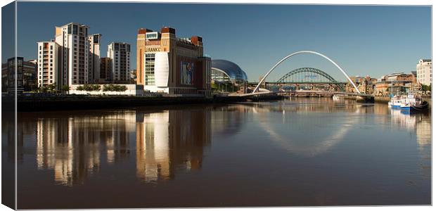 River Tyne (Great North Run Edition) Canvas Print by Ray Pritchard