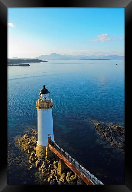 Eilean Bhan lighthouse , Isle of Skye Framed Print by Les Parsons