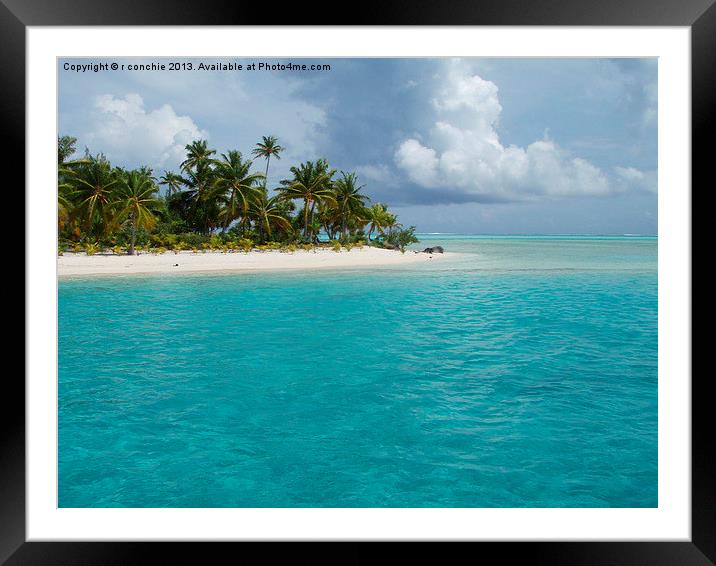 pacific island in aitutaki lagoon Framed Mounted Print by uk crunch