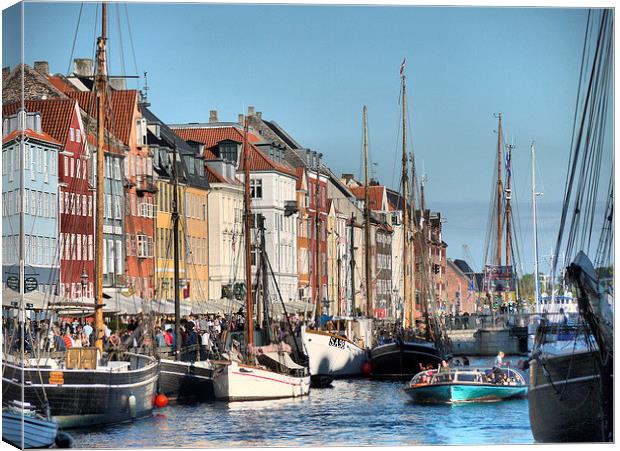 Denmark..... Nyhvn at New Harbour (1) Canvas Print by Larry  Davis