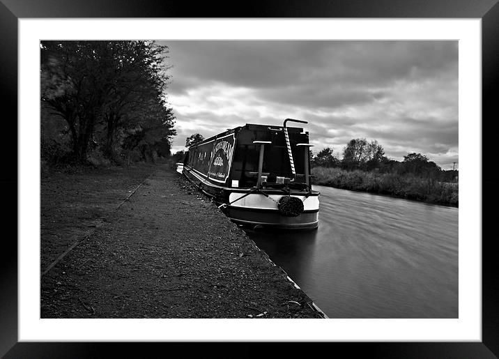 Canal boat on branston canal Framed Mounted Print by leonard alexander