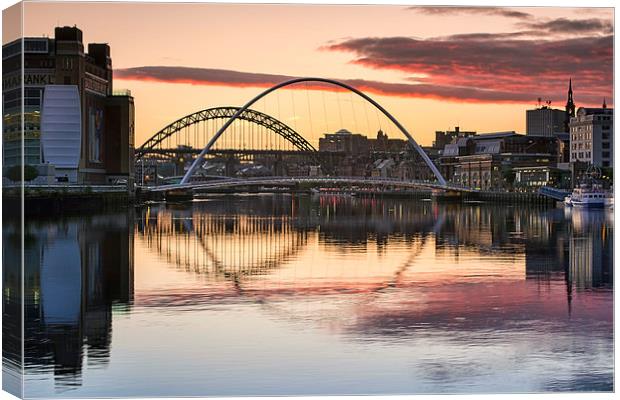 River Tyne At Newcastle Canvas Print by Ray Pritchard