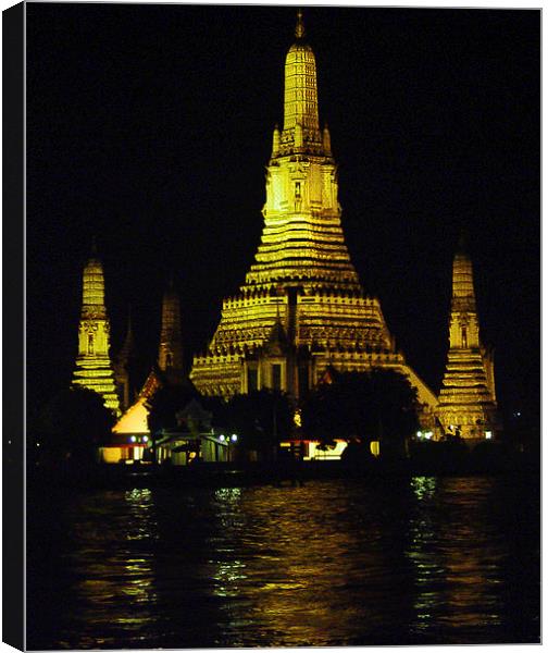 Wat Arun in Bangkok Canvas Print by colin chalkley