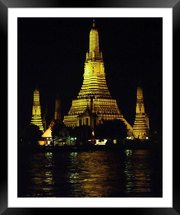 Wat Arun in Bangkok Framed Mounted Print by colin chalkley