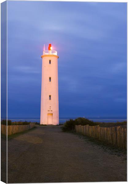 Lighthouse at first light Canvas Print by Ian Jones