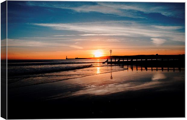 Sunrise at Aberdeen Beach Canvas Print by Vicky Mitchell