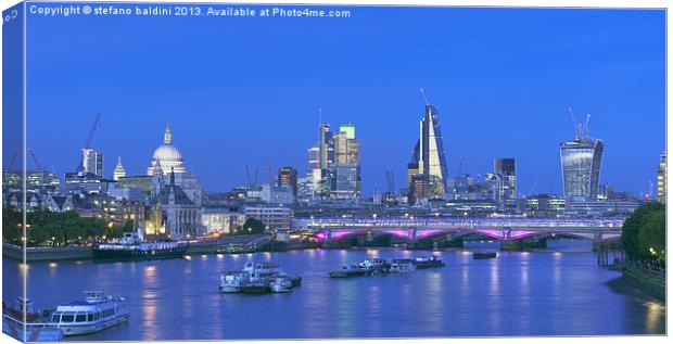 London skyline and river Thames Canvas Print by stefano baldini