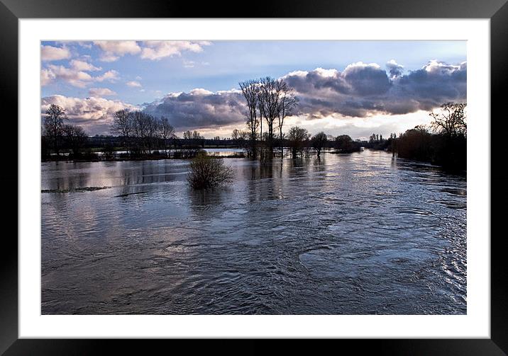 Thames Floods at Wallingford Framed Mounted Print by Ian Lewis