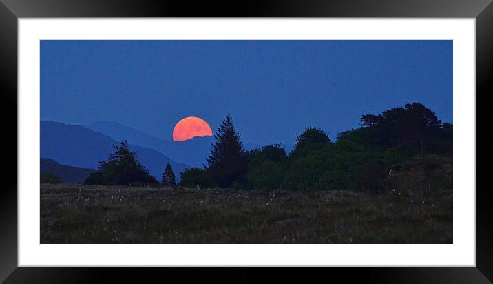 A rising Blood  Moon Framed Mounted Print by Richard Smith