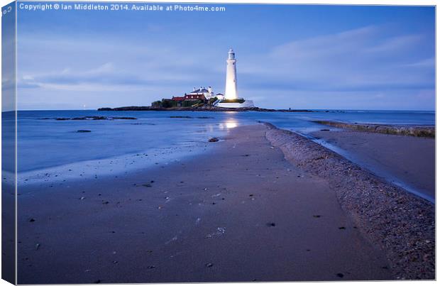 Saint Marys Lighthouse at Whitley Bay Canvas Print by Ian Middleton